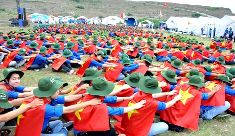 900 students wearing national flag form the word “Vietnam”